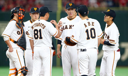 巨人対広島　6回表広島2死一、二塁、菅野（中央）は宮本コーチ（左から3人目）らと言葉を交わす（撮影・垰建太）