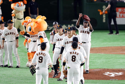 巨人対広島　6－2で勝利し笑顔でハイタッチする岡本（中央）ら巨人の選手たち（撮影・浅見桂子）