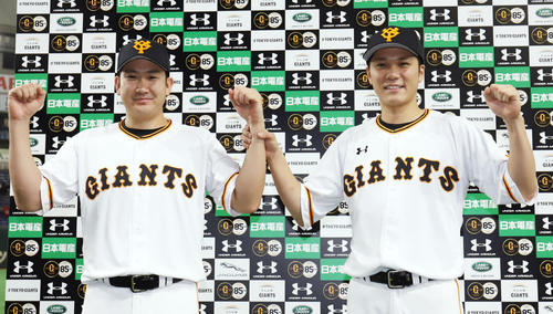 巨人対広島　広島に勝利しお立ち台で写真に納まる巨人菅野（左）と坂本勇（撮影・垰建太）