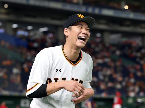 巨人対広島　試合前、笑顔を見せる巨人坂本勇（撮影・垰建太）