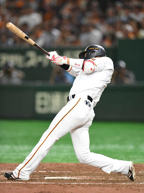 巨人対広島　5回裏2死一塁、坂本勇は逆転の2点本塁打を放つ（撮影・加藤諒）