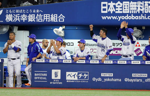 DeNA対ヤクルト　8回裏DeNA1死一、三塁、神里の右前適時打を拍手して喜ぶ選手たち（撮影・鈴木正人）