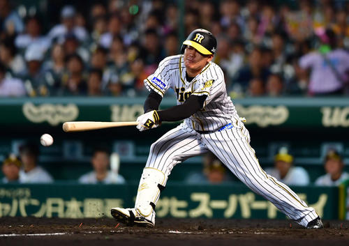 阪神対中日　8回裏阪神2死二塁、三ゴロに倒れる福留（撮影・清水貴仁）
