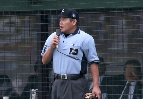 日本ハム対西武　8回コールドを告げる森球審（撮影・佐藤翔太）