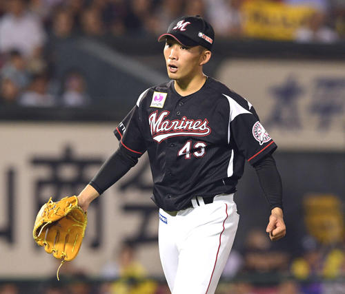 楽天対ロッテ　5回裏楽天2死一、二塁、浅村を見逃し三振に仕留め拳を握る小島（撮影・滝沢徹郎）