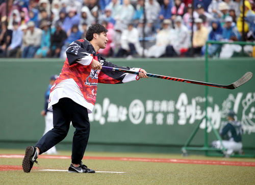 日本ハム対西武　試合前、ファーストシュートセレモニーを務めるひがし北海道クレインズ上野主将（撮影・佐藤翔太）