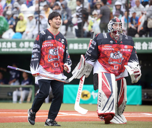 日本ハム対西武　試合前、ファーストシュートセレモニーを務め引き揚げるひがし北海道クレインズ上野主将とGK脇本（右奥）（撮影・佐藤翔太）