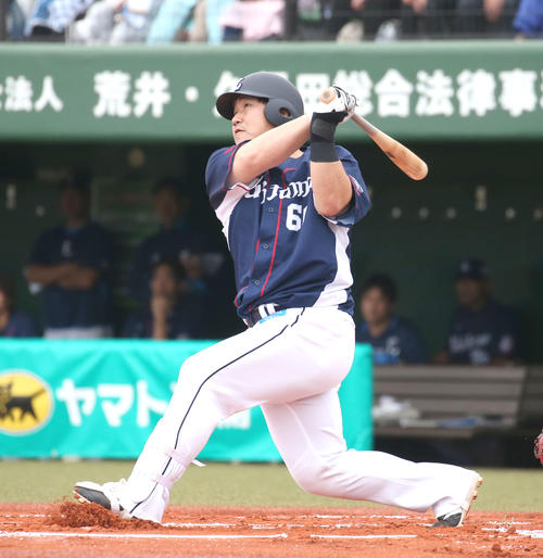 日本ハム対西武　1回表西武2死一塁、中村は先制となる左越え2点本塁打を放つ（撮影・佐藤翔太）
