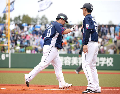 日本ハム対西武　4回表西武2死一、三塁、勝ち越しとなる中越え3点本塁打を放ち黒田コーチ（右）とタッチをする中村（撮影・佐藤翔太）