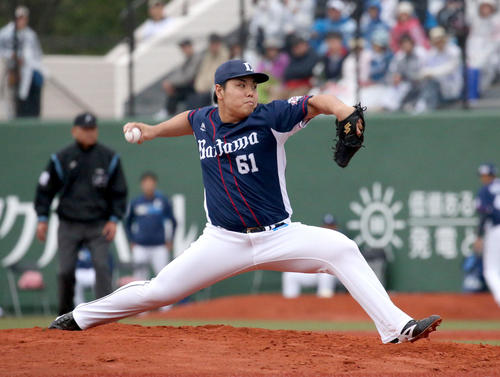 日本ハム対西武　6回から登板する西武平良（撮影・佐藤翔太）