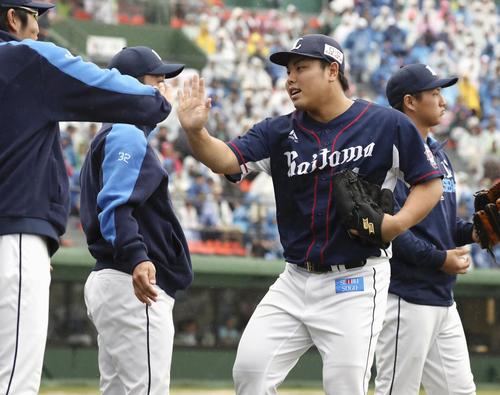 7回、日本ハムを無得点に抑え、ナインに迎えられる西武平良（共同）