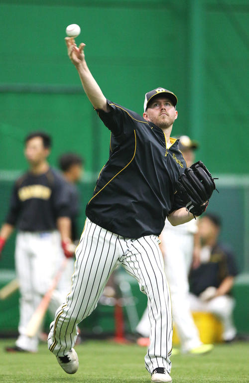 阪神対中日　室内で投げ込むジョンソン（撮影・上山淳一）