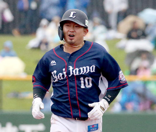 日本ハム対西武　8回表西武無死、森は右越え本塁打を放つ（撮影・佐藤翔太）