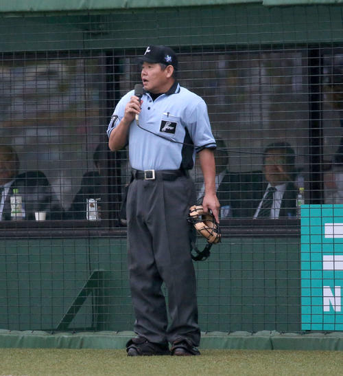日本ハム対西武　8回コールドを告げる森球審（撮影・佐藤翔太）