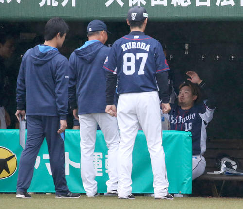 日本ハム対西武　8回コールドで試合終了後ベンチで西武辻監督（左から2人目）と会話する森（右奥）（撮影・佐藤翔太）
