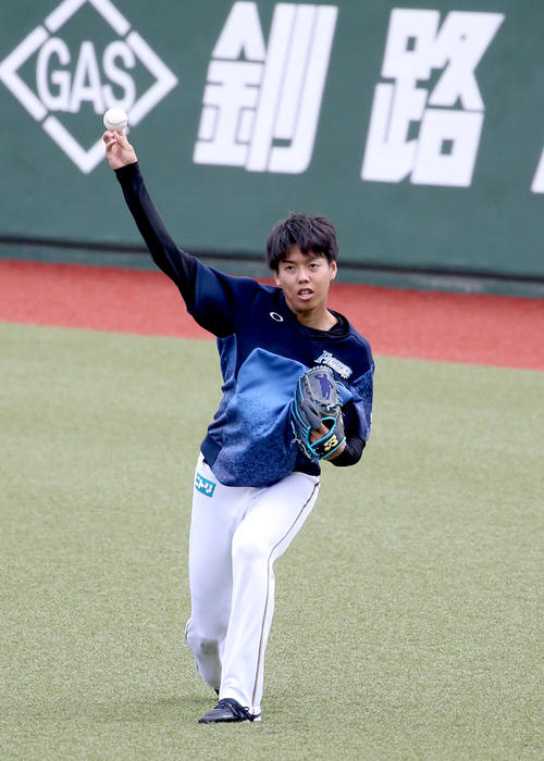 日本ハム対西武　試合前、キャッチボールをする日本ハム杉浦（撮影・佐藤翔太）