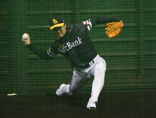 オリックス対ソフトバンク　室内で投球練習をする高橋礼（撮影・奥田泰也）