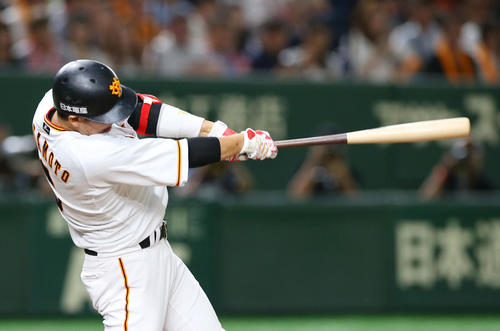 巨人対広島　5回裏巨人1死一塁、逆転の左越え2点本塁打を放つ坂本勇（撮影・垰建太）