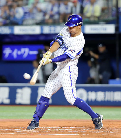 DeNA対ヤクルト　6回裏DeNA1死、梶谷は中越え本塁打を放つ（撮影・鈴木正人）