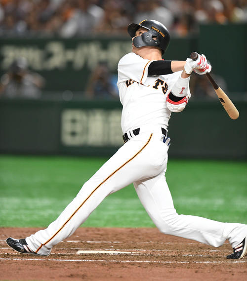 巨人対広島　5回裏2死一塁、坂本勇は逆転の2点本塁打を放つ（撮影・加藤諒）