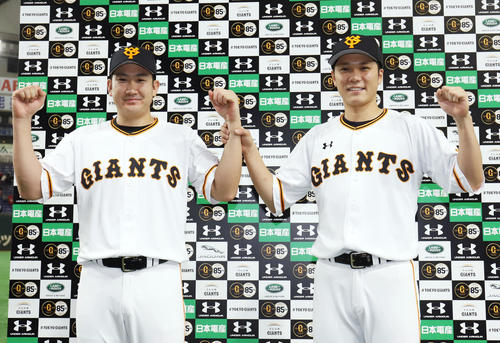 巨人対広島　広島に勝利しお立ち台で写真に納まる巨人菅野（左）と坂本勇（撮影・垰建太）