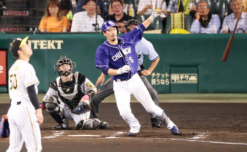 阪神対中日　6回表中日1死、阿部寿樹は左越え本塁打を放つ（撮影・加藤哉）