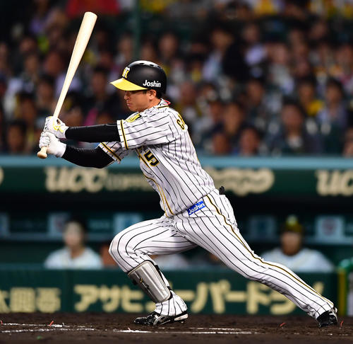 阪神対中日　6回裏阪神1死、右前打を放つ近本（撮影・清水貴仁）