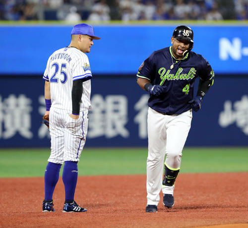 DeNA対ヤクルト　4回表ヤクルト無死、バレンティンは左越え本塁打を放つ、左は筒香（撮影・鈴木正人）