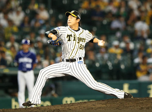 阪神対中日　8回表、青柳に代わって島本が登板（撮影・上山淳一）