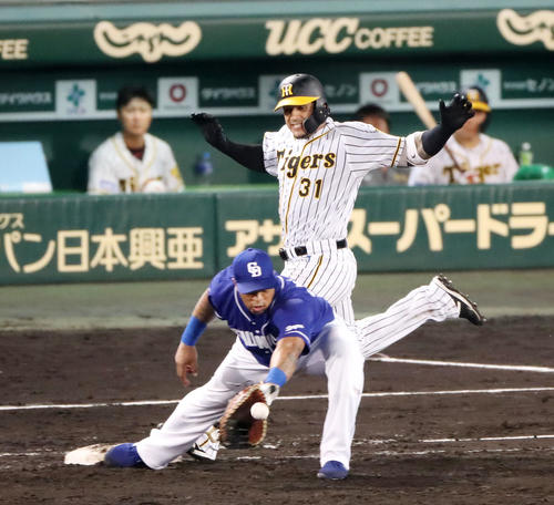 阪神対中日　7回裏阪神無死、マルテは遊ゴロ敵失で出塁する、左はビシエド（撮影・加藤哉）