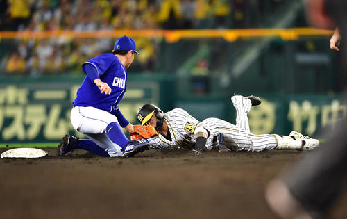 阪神対中日　7回裏阪神無死、遊安打で出塁したマルテは、一塁送球が乱れる間に二塁を狙うもアウトとなる（撮影・清水貴仁）