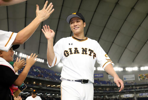 巨人対広島　広島に勝利しファンとタッチを交わす巨人坂本勇（撮影・垰建太）