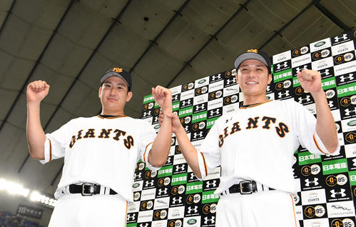 巨人対広島　広島に勝利し、ガッツポーズする坂本勇（右）と菅野（撮影・加藤諒）