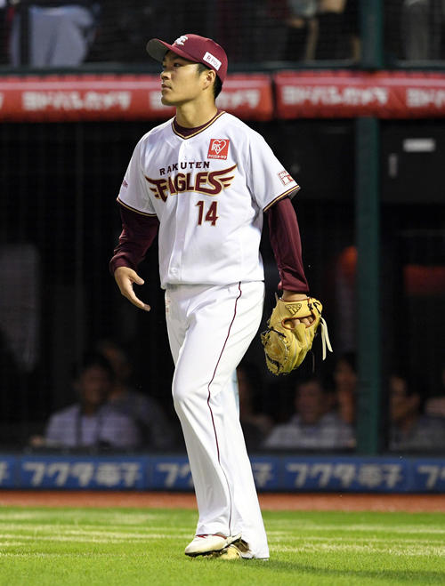 楽天対ロッテ　1回、先制を許し肩を落とす楽天則本昂（撮影・滝沢徹郎）