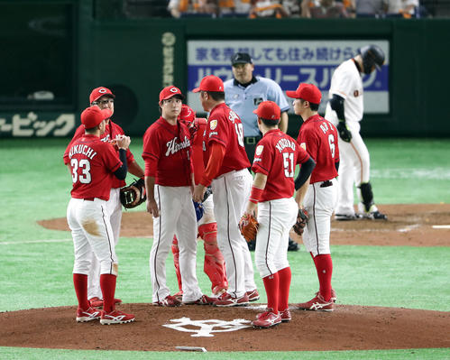 5回裏巨人1死一塁、坂本勇に逆転2点本塁打を許し、マウンドに集まったナインの中でぼう然とする野村（中央）（撮影・浅見桂子）