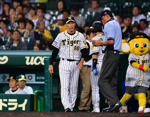阪神対中日　7回の攻撃も得点できず選手交代を告げにベンチから出てくる矢野耀大監督（撮影・清水貴仁）