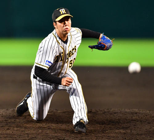 阪神対中日　2回、右足を滑らせ片膝をつきながらも投球する青柳晃洋（撮影・清水貴仁）