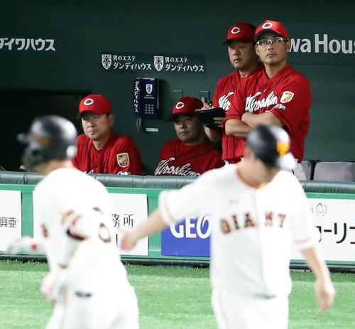巨人対広島　5回裏巨人1死一塁、坂本勇（手前）に左翼上部の看板に当てる逆転2点本塁打を許し、がっくり見つめる緒方監督（奥）（撮影・浅見桂子）