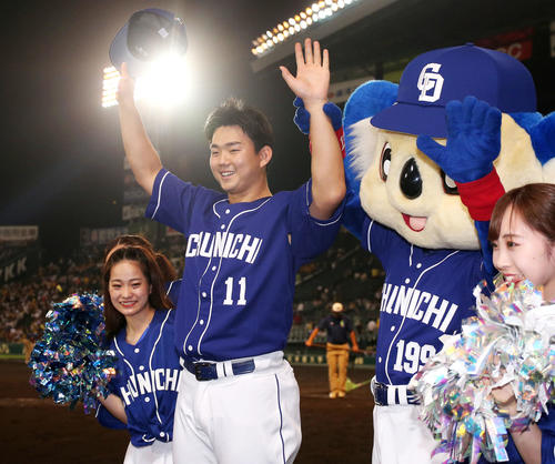 阪神対中日　ヒーローインタビュー後、中日小笠原は笑顔でバンザイする（撮影・上山淳一）