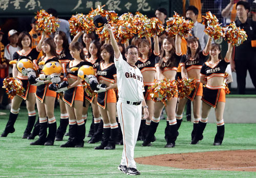 巨人対広島　6－2で勝利し、ビーナスを背にあいさつする原監督（撮影・浅見桂子）