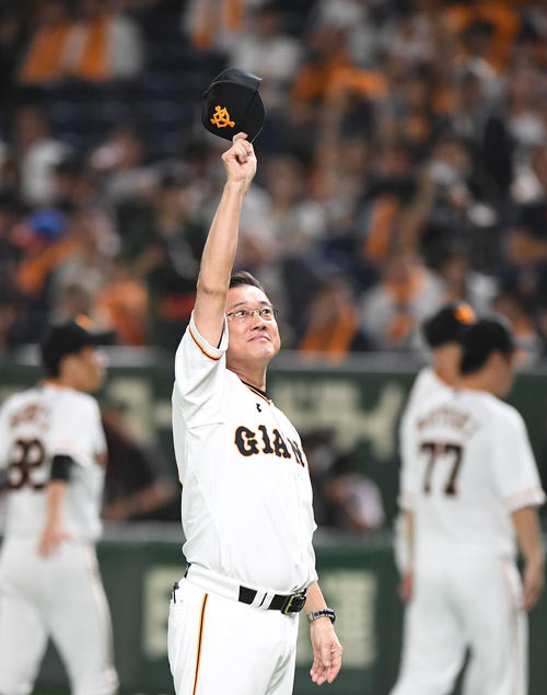 巨人対広島　広島に勝利し、観客の歓声に応える巨人の原監督（撮影・加藤諒）