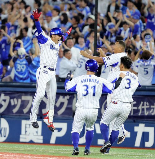 DeNA対ヤクルト　12回裏DeNA2死満塁、山本（左）は右前適時打を放ちジャンプして喜ぶ（撮影・鈴木正人）