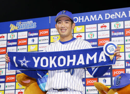DeNA対ヤクルト　お立ち台で笑顔を見せるDeNA山本（撮影・鈴木正人）