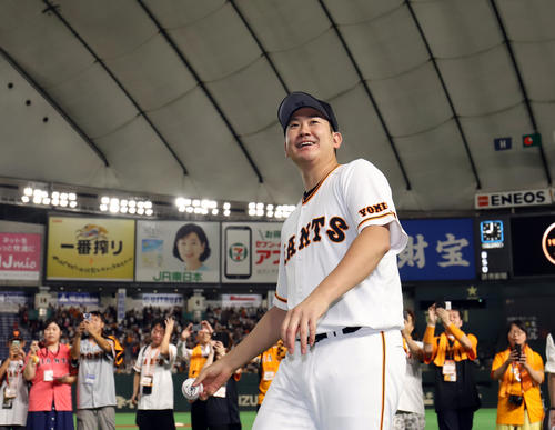 巨人対広島　広島に勝利し笑顔でサインボールを投げ込む巨人菅野（撮影・垰建太）