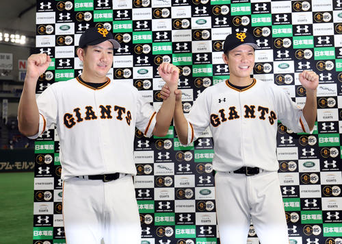 巨人対広島　広島に勝利しお立ち台で写真に納まる巨人菅野（左）と坂本勇（撮影・垰建太）