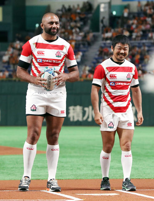 巨人対広島　試合前始球式を務めたラグビー日本代表の田中（右）とリーチは笑顔を見せる（撮影・垰建太）