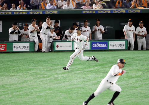 2回裏巨人1死一、二塁、大城は右越え2点逆転適時二塁打を放ち、喜ぶ巨人ベンチ前を一塁に向かう（撮影・浅見桂子）