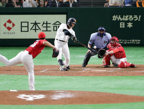 巨人対広島　3回裏巨人2死満塁、丸は中越え満塁本塁打を放つ。投手塹江（撮影・浅見桂子）