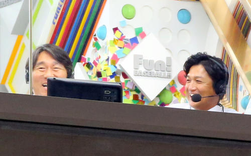 巨人対広島　3回、解説席で笑顔を見せる松井氏（左）と高橋氏（撮影・垰建太）