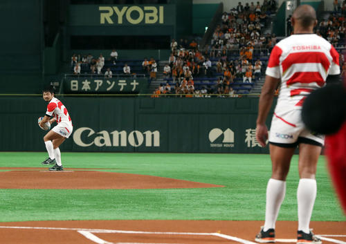 巨人対広島　試合前始球式を務めたラグビー日本代表の田中（左）とリーチ（撮影・垰建太）